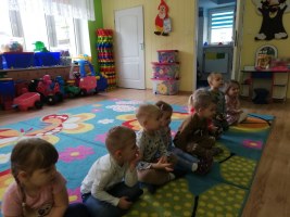 Rodzinne czytanie w grupie maluchów- czyta Wiktor