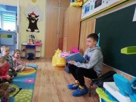 Rodzinne czytanie w grupie maluchów- czyta Wiktor