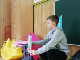 Rodzinne czytanie w grupie maluchów- czyta Wiktor