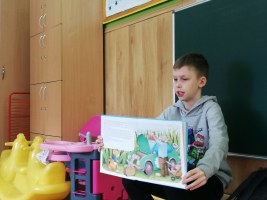 Rodzinne czytanie w grupie maluchów- czyta Wiktor