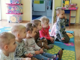 Rodzinne czytanie w grupie maluchów- czyta Wiktor
