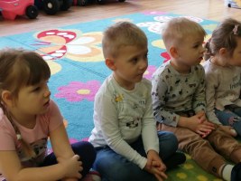 Rodzinne czytanie w grupie maluchów- czyta Wiktor