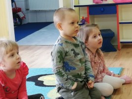 Rodzinne czytanie w grupie maluchów- czyta Wiktor
