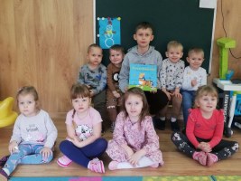 Rodzinne czytanie w grupie maluchów- czyta Wiktor