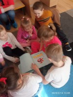 Rodzinne czytanie w grupie Motylków- czyta mama Ani 